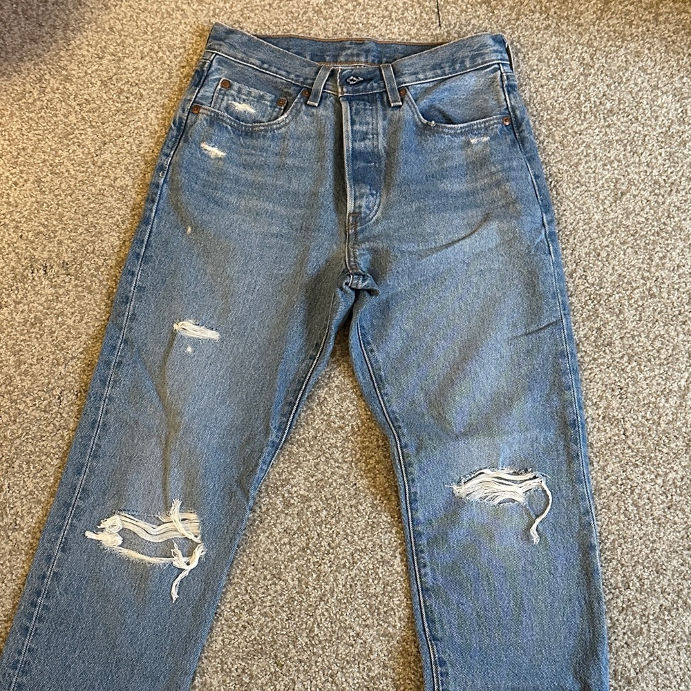 Stylish Blue Distressed Women’s Levi’s 501 Jeans
